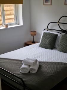TrevilleySeaview的一间卧室配有一张床,上面有两条毛巾
