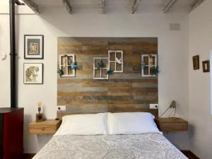 奧瑞那La Casuca del Calero的一间卧室设有木墙和一张床