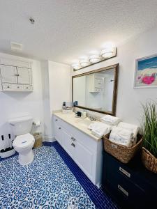 代托纳海滩Daytona Beach Resort Private balcony Ocean Front的一间带卫生间、水槽和镜子的浴室