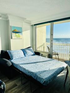 代托纳海滩Daytona Beach Resort Private balcony Ocean Front的一间卧室设有一张床,享有海景