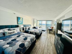 代托纳海滩Daytona Beach Resort Private balcony Ocean Front的酒店客房,配有床和沙发