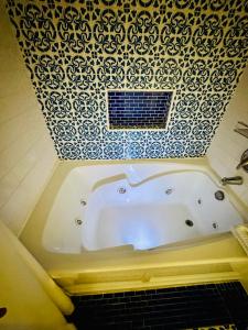 代托纳海滩Daytona Beach Resort Private balcony Ocean Front的带浴缸的浴室和瓷砖天花板
