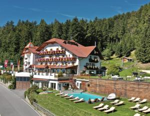 维兰德罗Granpanorama Wellnesshotel Sambergerhof Superior的一座带游泳池和度假村的酒店