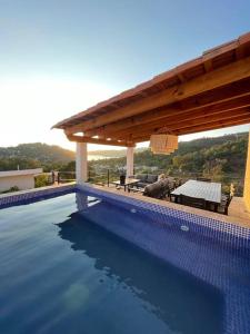 巴耶德布拉沃LUXO Casa en Valle de Bravo con jacuzzi y espectacular vista al lago的一个带凉亭和游泳池的大型游泳池,