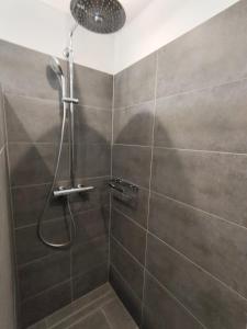 诺登Mellum的浴室内配有淋浴和头顶淋浴