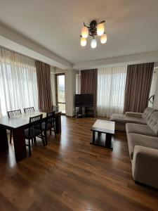 巴库里阿尼Villa Deluxe Premium Apartment 308的客厅配有沙发和桌子