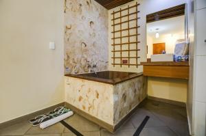 圣保罗Spa Motel - Radial Leste的一间带石制水槽和镜子的浴室