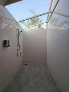 乔木提恩海滩Midas Pool Villa的带淋浴的浴室和窗户。