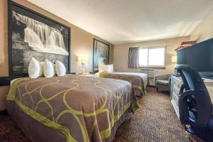 印第安纳波利斯Super 8 by Wyndham Indianapolis Emerson的酒店客房设有两张床和电视。