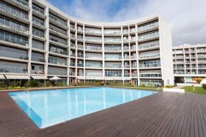 里斯本Lisbon Metro & Pool Apartment的一座大型公寓楼前的空游泳池