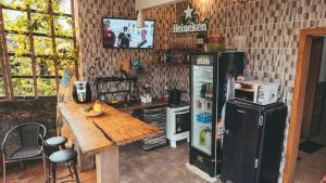 伯迪亚哥Casa São Lourenço的厨房配有木桌和冰箱。