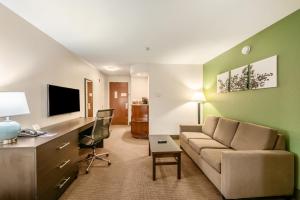 拉斯顿Sleep Inn & Suites Ruston Near University的带沙发和书桌的客厅