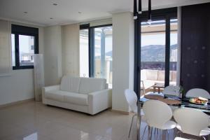 贝尼多姆LUXURY Residence Gemelos 26的客厅配有白色的沙发、桌子和椅子