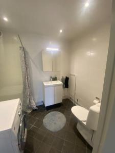 布罗斯Gästhus i Borås (Guest House)的浴室配有白色卫生间和盥洗盆。