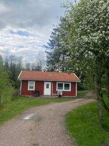 布罗斯Gästhus i Borås (Guest House)的院子中间的红白房子