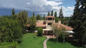 门多萨Casa Agostino - Luxury wine and hotel in Bodega Agostino的享有带庭院的房屋的空中景致