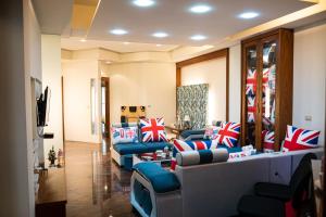 宜兰市宜蘭 星居 包層公寓的客厅配有蓝色的沙发以及红色和白色的枕头。