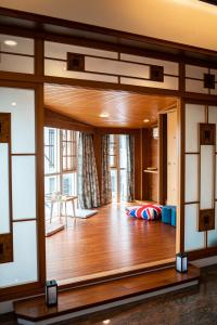 宜兰市宜蘭 星居 包層公寓的客房铺有木地板,设有大窗户。