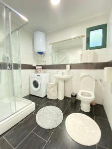 蒂瓦特Aquata Apartments的带淋浴卫生间和盥洗盆的浴室