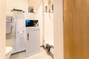 切斯特Domus House Studio Apartments Chester city centre by Rework Accommodation的白色的浴室设有卫生间和水槽。