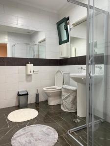蒂瓦特Aquata Apartments的浴室配有卫生间、盥洗盆和淋浴。