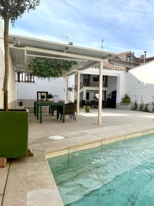 OrgazTomé, casa de huéspedes的一个带桌子和游泳池的庭院