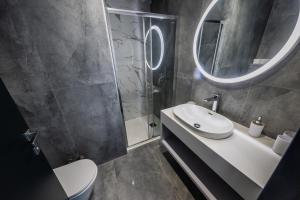 普罗马尼亚Marello的一间带水槽、卫生间和镜子的浴室