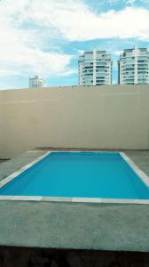 库亚巴Parque Mãe Bonifácia-Sobrado 4 suítes com ar e piscina的建筑物屋顶上的蓝色游泳池