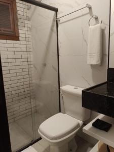 弗雷谢拉斯Terraço Flecheiras的一间带卫生间和玻璃淋浴间的浴室