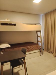 弗雷谢拉斯Terraço Flecheiras的小房间设有双层床和书桌