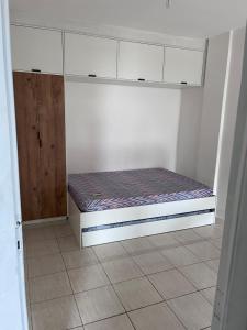 萨尔瓦多Apartamento em Amaralina的小房间,房间内设有一张小床