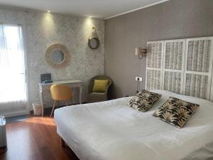 昂布勒特斯阿格斯尔酒店的卧室配有1张床、1张桌子和1把椅子