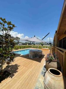Manolya villa的后院设有游泳池和木甲板