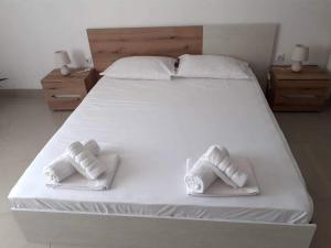 多布里奇Апартамент Quattro的一张白色的大床,上面有两条白色毛巾