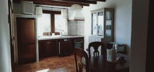 Las RosasCasa Ben Abora的厨房配有桌椅和窗户。