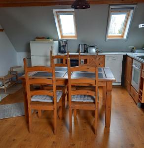Hohen SprenzFerienwohnung am Papensee的厨房配有木桌和椅子