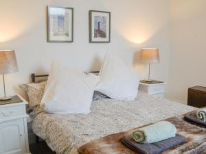 布里德灵顿Brincliffe Landing - Uk42799的一间卧室配有一张带枕头的床和两盏灯。
