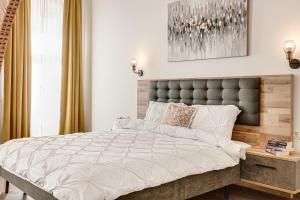 阿拉德ARI Central Grand Apartment的一间卧室配有一张大床和木制床头板