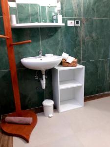 坎法奈尔Apartman Brina的浴室设有白色水槽和绿色的墙壁