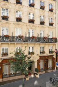 巴黎梅斯雷共和酒店的花盒旁边的建筑