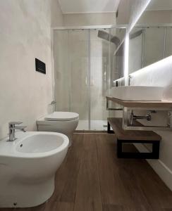 莱切Alèa Rooms的一间带水槽、卫生间和淋浴的浴室
