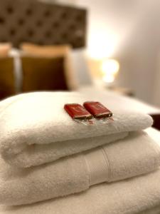 米尔顿凯恩斯Angel view - 4 bed property- perfect for contractors & families的床上毛巾上放着两块巧克力
