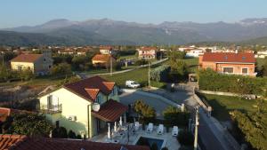 DražiceRelax House Nizic的享有小镇的空中山景