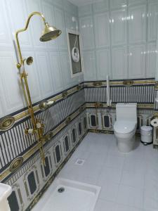 索哈尔Marina H的一间带卫生间和水槽的浴室