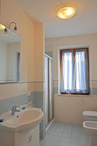 坎普码头卡萨皮内塔公寓酒店的一间带水槽和卫生间的浴室以及窗户。
