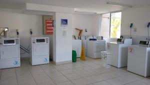 科金博Departamento Amoblado 3 Habitaciones的一间房间,配有一系列洗衣机和烘干机
