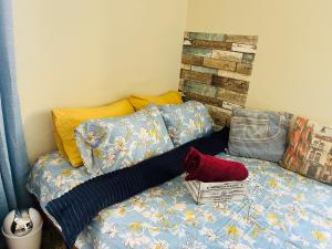 威廉斯塔德Nouvelle Orange Willemstad的床上有毯子和枕头