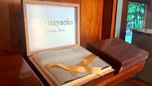 El EdénEl Guayacan Retreat的一盒巧克力,上面有弓