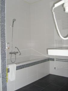 德斯帕班克霍夫酒店的一间浴室