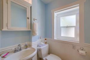 圣地亚哥OB Beach House的一间带卫生间、水槽和窗户的浴室